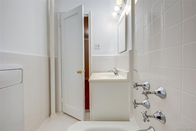 WELCOME TO FOREST HILLS SOUTH. CHARMING STUDIO APARTMENT WITH - photo 18