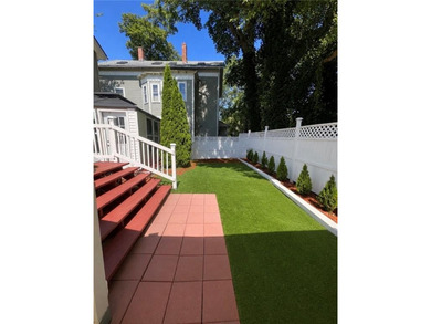 Beautifully remodeled single-family cottage located in Newport's - photo 12