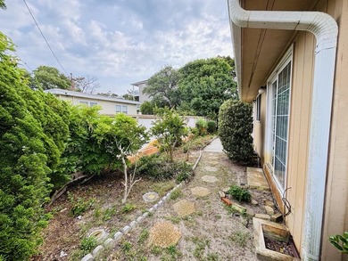 Fantastic classic beach home just a block from the ocean in the - photo 26