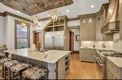 Step into a piece of Racine history with this stunning Queen - photo 12
