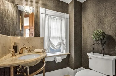 Step into a piece of Racine history with this stunning Queen - photo 22