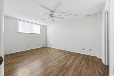 Fully renovated 2BR, 2 bath Condo. New laminate floors, kitchen - photo 15