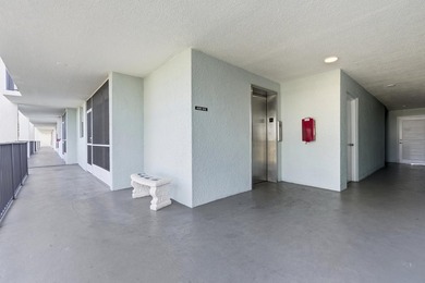 Fully renovated 2BR, 2 bath Condo. New laminate floors, kitchen - photo 18