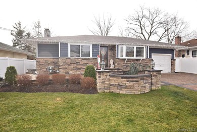 (private lake, pond, coastal) Home Sale Pending in Huntington New York