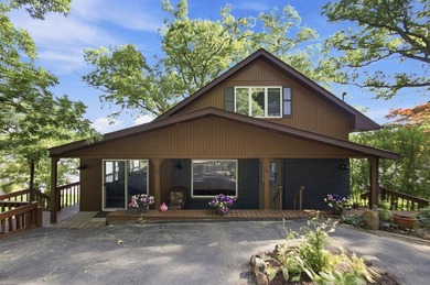 YOUR OWN LAKEFRONT SANCTUARY! Offering a much sought after - photo 2