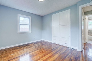Step in and discover this expansive and beautiful with features - photo 15