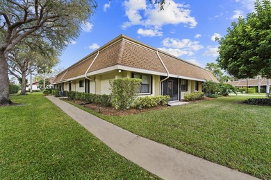 Welcome to this charming corner unit three-bedroom, two-bathroom - photo 4