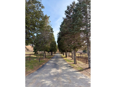 This Beautiful Property is minutes from downtown Midway, and - photo 2