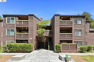 Beautifully updated ground-floor residence ideally situated in - photo 3