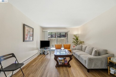 Beautifully updated ground-floor residence ideally situated in - photo 8