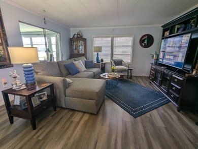 Welcome home to this beautiful unfurnished 2 bdrm 2 bath Double - photo 11