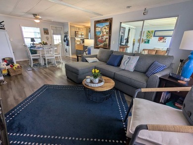 Welcome home to this beautiful unfurnished 2 bdrm 2 bath Double - photo 12