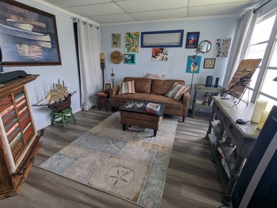 Welcome home to this beautiful unfurnished 2 bdrm 2 bath Double - photo 14