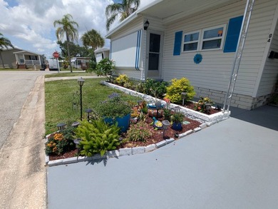 Welcome home to this beautiful unfurnished 2 bdrm 2 bath Double - photo 28