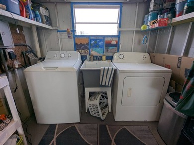 Welcome home to this beautiful unfurnished 2 bdrm 2 bath Double - photo 34
