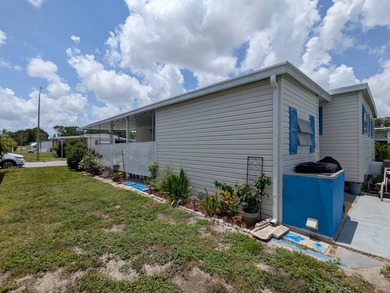 Welcome home to this beautiful unfurnished 2 bdrm 2 bath Double - photo 39