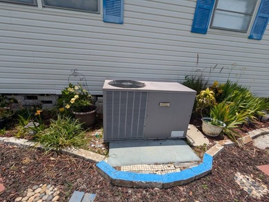 Welcome home to this beautiful unfurnished 2 bdrm 2 bath Double - photo 41
