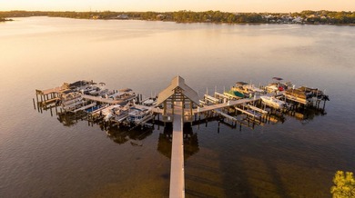 This top-floor corner unit, 3-bedroom 3-bath condo in Lakeside - photo 29