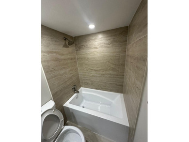 Beautiful and spacious completly renovated tenant occupied - photo 3