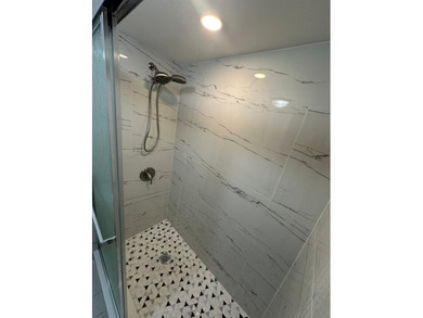Beautiful and spacious completly renovated tenant occupied - photo 9