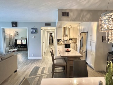 Perfectly located in the heart of West Palm Beach, this spacious - photo 2