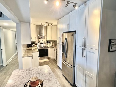 Perfectly located in the heart of West Palm Beach, this spacious - photo 3
