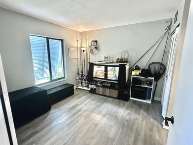 Perfectly located in the heart of West Palm Beach, this spacious - photo 5