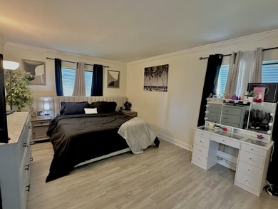 Perfectly located in the heart of West Palm Beach, this spacious - photo 7
