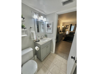 Perfectly located in the heart of West Palm Beach, this spacious - photo 10