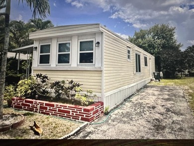 THIS IS A BEAUTIFUL SINGLE SIZE 2/2 MOBILE HOMES LOCATED IN A - photo 3