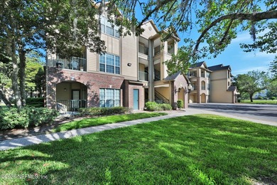 This beautifully updated third-floor unit offers a spacious - photo 1