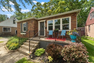 Charming brick ranch in the heart of Hobart! Updated kitchen - photo 3