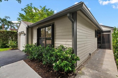 Charming 3 bedroom/2 bath detached home in Bedford Mews, just - photo 3