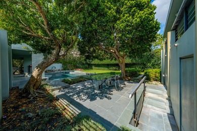 Rare opportunity on Palm Beach Island's coveted north end. Set - photo 3