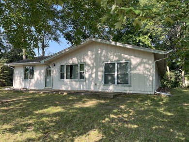 This is a must-see cozy cottage, located in Canadian Lakes with - Lake Home For Sale in Canadian Lakes, Michigan