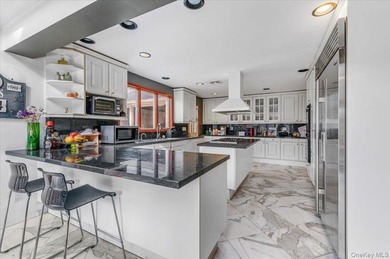 Set on just shy of a one-acre parcel, backing directly onto Lake - photo 14