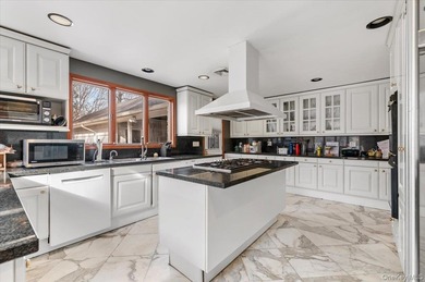 Set on just shy of a one-acre parcel, backing directly onto Lake - photo 15