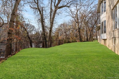 Set on just shy of a one-acre parcel, backing directly onto Lake - photo 36