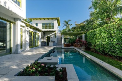 Accented with the color of morning-lit palms, this 2016 West - photo 29