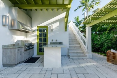 Accented with the color of morning-lit palms, this 2016 West - photo 30