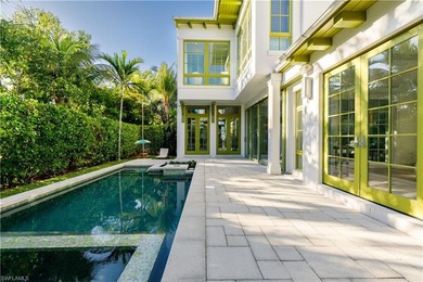 Accented with the color of morning-lit palms, this 2016 West - photo 36