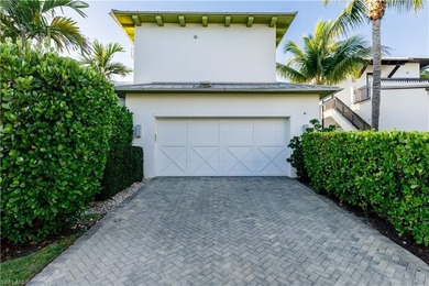 Accented with the color of morning-lit palms, this 2016 West - photo 42