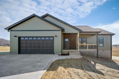 (private lake, pond, creek) Home Active Under Contract in Sparta Tennessee