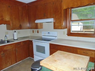 Wonderful brick ranch with a water view located in a nice - photo 5