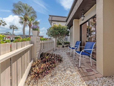 Newly remodeled and beautifully updated first-floor paired villa - photo 3