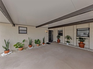 Newly remodeled and beautifully updated first-floor paired villa - photo 4