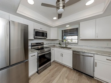 Newly remodeled and beautifully updated first-floor paired villa - photo 8
