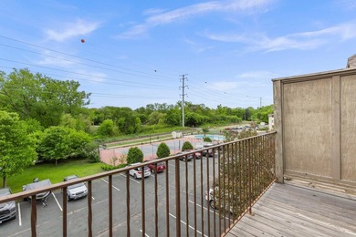 Affordable lake living at Medicine Lake! This top-floor 1-bed - photo 12