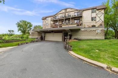 Affordable lake living at Medicine Lake! This top-floor 1-bed - photo 17
