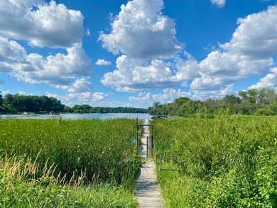 Affordable lake living at Medicine Lake! This top-floor 1-bed - photo 20